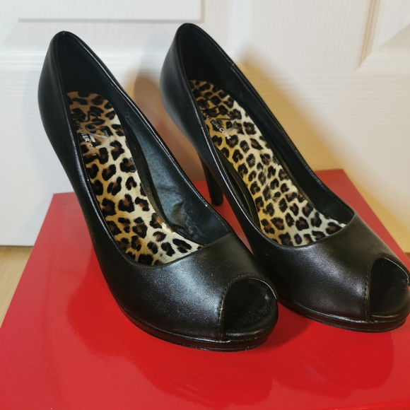 Ladies size 9 peep toe, black heels - Picture 4 of 5